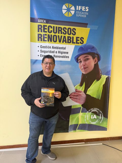 Víctor con su libro en IFES, área Recursos Renovables